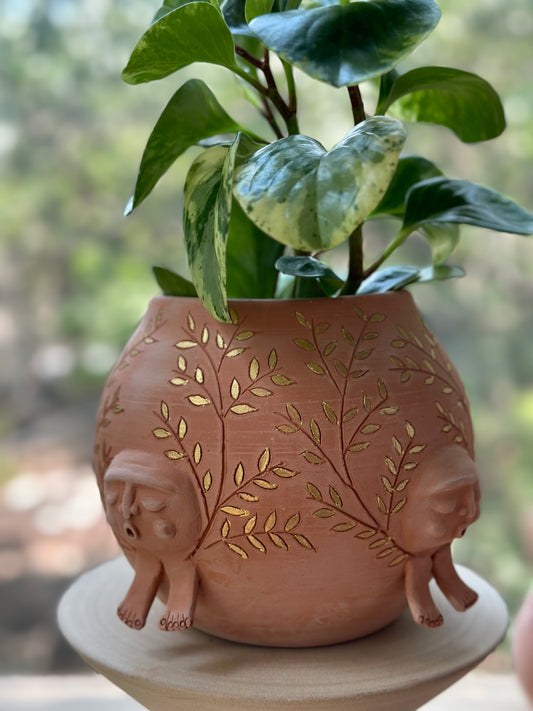 Maceta Barro Platicador Hojas Doradas